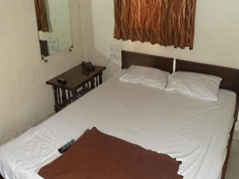 Hotel Atithi Ahmedabad Exterior foto